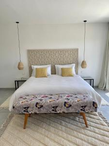 拉拉塔可库斯特Lahô Lodge的一间卧室配有一张大床和两盏灯。