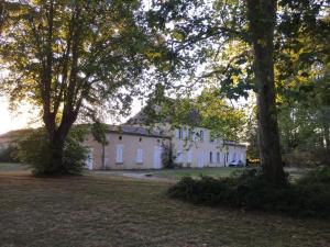 贝尔热拉克La Sabatière的前面有树木的白色房子