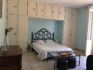 贝尔热拉克La Sabatière的一间卧室配有一张床和一张茶几