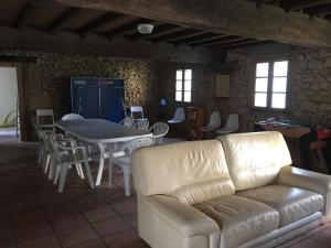 贝尔热拉克La Sabatière的客厅配有沙发和桌椅