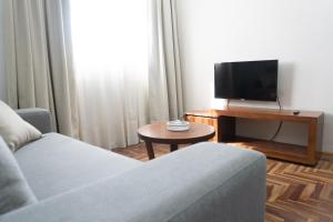 罗萨里奥Mediterráneo Hotel y Spa的带沙发和电视的客厅
