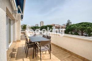 普拉加德阿罗Blanco Apartament per 6 persones a 5 minuts de la Platja Gran的阳台配有桌椅。