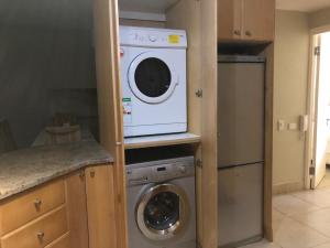 谢丽海滩Mystique No 9的厨房配有洗衣机和微波炉。
