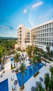卡塔赫纳Dreams Karibana Cartagena Golf & Spa Resort的享有度假村的空中景致,设有游泳池和棕榈树