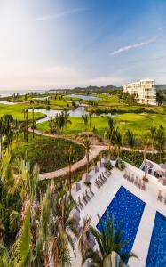 卡塔赫纳Dreams Karibana Cartagena Golf & Spa Resort的享有度假村的空中景致,设有游泳池和高尔夫球场。