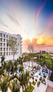 卡塔赫纳Dreams Karibana Cartagena Golf & Spa Resort的日落时分享有度假村的空中景致