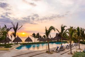 Dreams Karibana Cartagena Golf & Spa Resort内部或周边的泳池