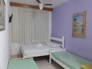 贝洛奥里藏特米内罗别墅旅舍的小房间设有两张床和窗户