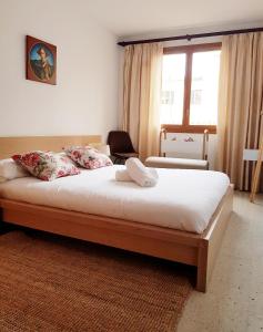 马略卡岛帕尔马Rambla - Palma center的卧室配有一张带白色床单和枕头的大床。