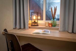 巴特塞格贝格Apartment Deluxe - a64667的窗台,上面有两本书和一盏灯