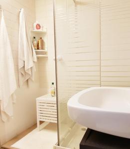 马略卡岛帕尔马Rambla - Palma center的白色的浴室设有浴缸和水槽。