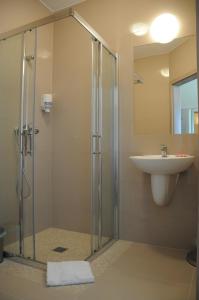 斯武普斯克匝亚兹科乌高尔夫酒店的带淋浴和盥洗盆的浴室