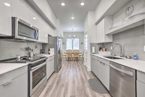 博伊西Boise Townhome with Rooftop Deck, 2 Mi to Downtown!的一间大厨房,配有白色的柜台和不锈钢用具