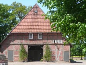 RöhrsenAltes Backhaus Bauernhof Vogel的红砖建筑,有红色屋顶