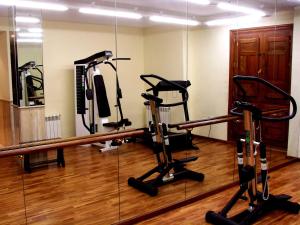 兰哈龙Hotel el Sol的健身房设有2辆健身自行车和镜子