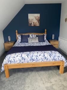 CaolAttic views的一间卧室配有一张带蓝色墙壁的大床