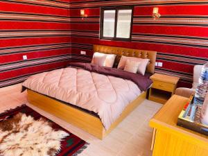 瓦迪拉姆Rum Magic Nights的一间设有床铺的卧室,位于一个红色墙壁的房间