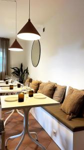 勒博塞Le Cigalon的客厅配有沙发和桌子