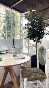 勒博塞Le Cigalon的桌子和椅子,在房间里有一棵树