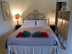 布德里奥维戈尔索41号乡村民宿的一间卧室配有一张带三个枕头的大床