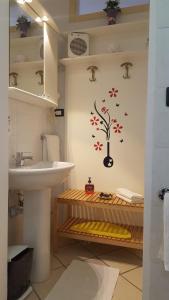莱万托皮佩塔农庄酒店的浴室配有水槽和墙上的树贴
