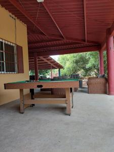 Las UvasBEAUTIFUL HOUSE IN LAS UVAS SAN CARLOS, PANAMA WITH FRUIT TREES -SWIMMING POOL的亭子下一张乒乓球桌,