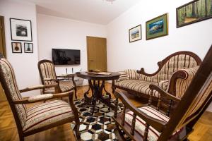 采蒂涅Apartment Sole的客厅配有椅子、桌子和电视