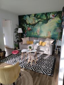 蒙泰夫兰Lodge Du Petit Lion proche DISNEYLAND PARIS的客厅配有沙发和桌子