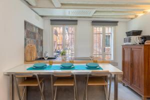 威尼斯Ramo del teatro Canal view的厨房配有带蓝色盘子的桌子