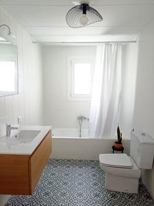 米拉韦特Cal Pigat的带浴缸、卫生间和盥洗盆的浴室
