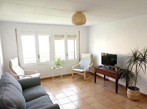 米拉韦特Cal Pigat的客厅配有沙发、椅子和电视