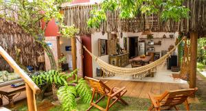 卡拉伊瓦Nossa Casa Caraíva - A melhor localização da Vila的天井配有吊床和桌椅