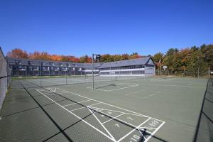 威尔斯Nautical Mile Resort的网球场和2个网球场