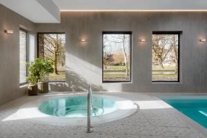 剑桥Graduate Cambridge的带窗户的客房内的热水浴池