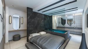 新马尔马拉斯帕帕加罗斯酒店的主浴室设有床和浴缸。
