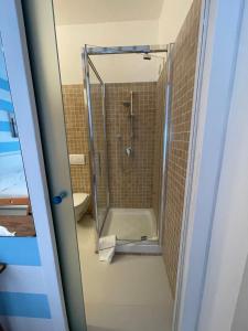 卡莫利葛丽泰之家旅馆的带淋浴的浴室,带玻璃门