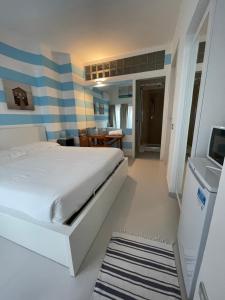 卡莫利葛丽泰之家旅馆的一间卧室配有一张床和一台电视