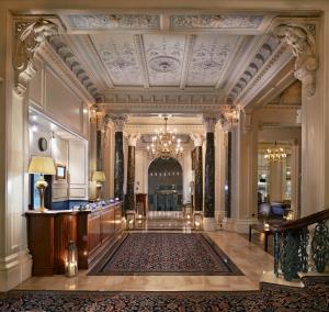 布莱顿霍夫布莱顿格兰德酒店的大型大堂设有大型天花板客房