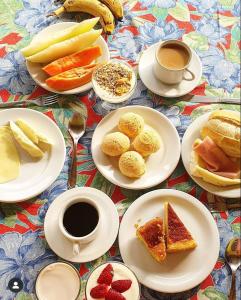 圣路易斯-杜帕赖廷加Pousada Primavera的餐桌,盘子,咖啡