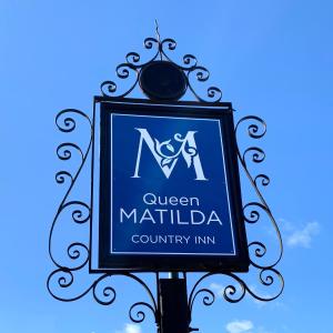 泰特伯里The Queen Matilda Country Rooms的梅利利亚女王县宾馆标志