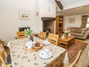 里斯Padley Barn的客厅配有桌椅和壁炉
