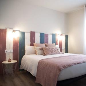 科瓦鲁维亚斯Hotel Rural Covarrubias的一间卧室配有一张带条纹床头板的大床