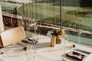 阿德莱德Oval Hotel at Adelaide Oval的一张带眼镜和餐巾的白色桌子