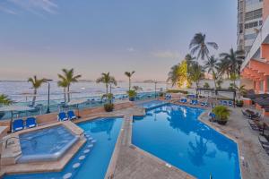 阿卡普尔科Gamma Acapulco Copacabana的享有游泳池的景色,位于一个海景度假胜地