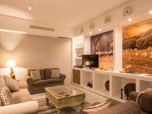 坎普马约尔Monte Alto Agroturismo的带沙发和电视的客厅