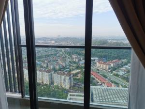 史里肯邦安Apple Home 1 @ Menara Simfoni/Symphony Tower C180/Cheras/Mines/Balakong/Kuala Lumpur的从窗户可欣赏到城市美景