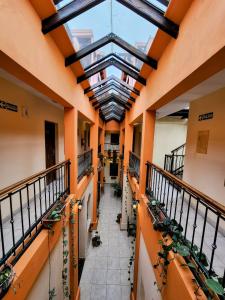 萨尔塔Tradición de Salta的一座有盆栽植物的建筑里空的走廊