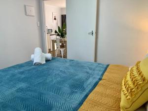 奥克兰Auckland Central Motel的一间卧室配有一张蓝色和黄色毯子的床