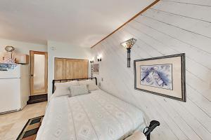 陶斯滑雪谷Sierra Del Sol 23的一间小卧室,墙上有一张床