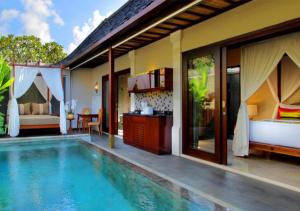 The Ulin Villas and Spa - by Karaniya Experience - CHSE certified内部或周边的泳池